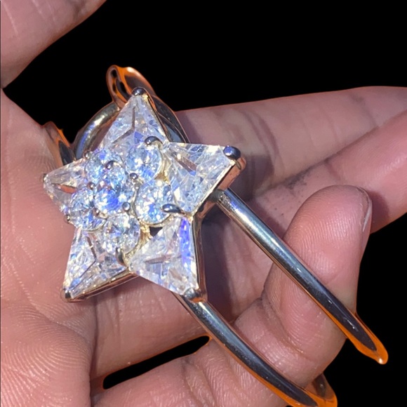 Star Clasp Bangle. New, fits most - Picture 3 of 7
